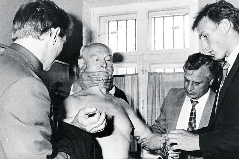 Задержание сотрудниками контрразведки генерала ГРУ Д.Полякова, который предал «Мэйси». Фото КГБ СССР