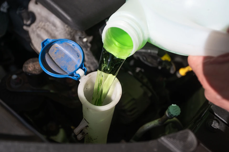 Волгоградских автомобилистов предупредили об опасной незамерзайке