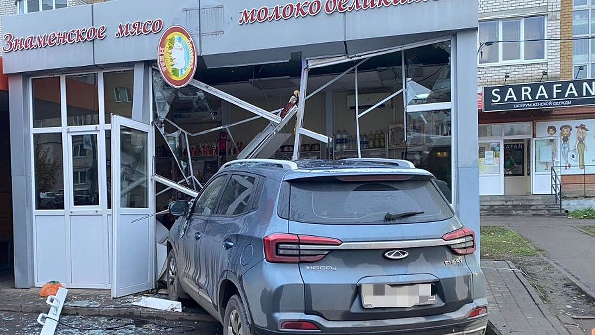 В Тамбове водитель иномарки сбил девушку на остановке и протаранил торговый  павильон - KP.RU