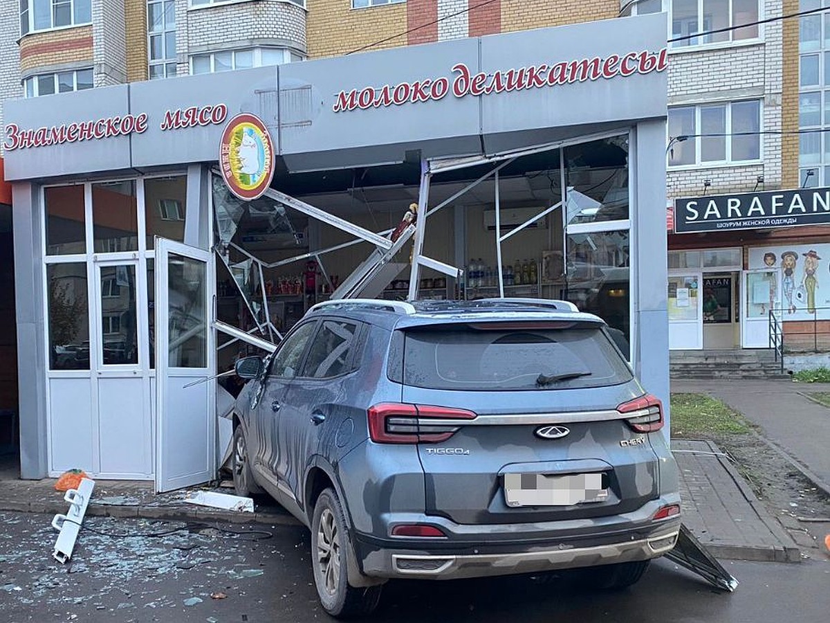 В Тамбове водитель иномарки сбил девушку на остановке и протаранил торговый  павильон - KP.RU