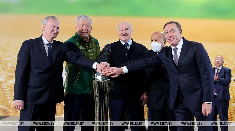 Александр Лукашенко дал символический старт производственным мощностям. Фото: БелТА.