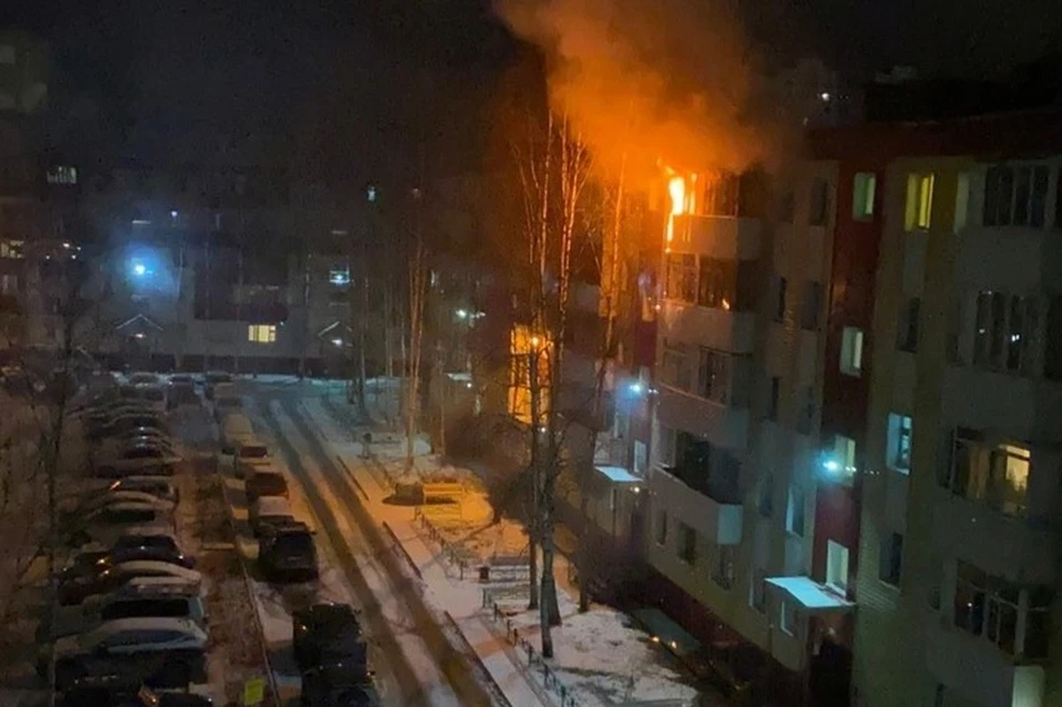 Фото: «ЧП Нижневартовска». Пожар на ул. Менделеева, 4б.