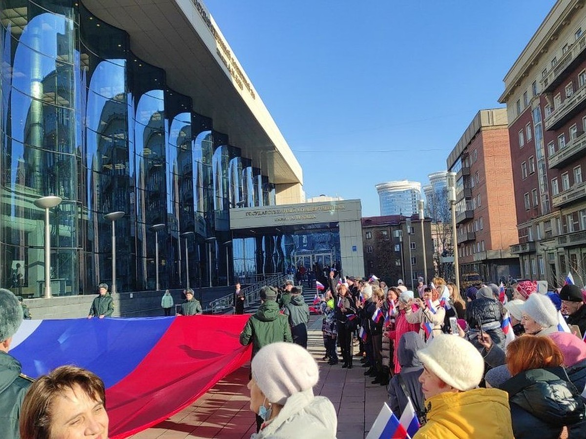 В День народного единства в центре Новосибирска растянули огромный флаг  России - KP.RU