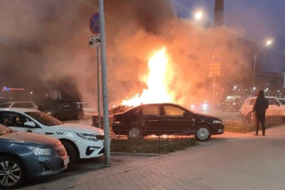 Две машины сгорели в Невском районе Петербурга