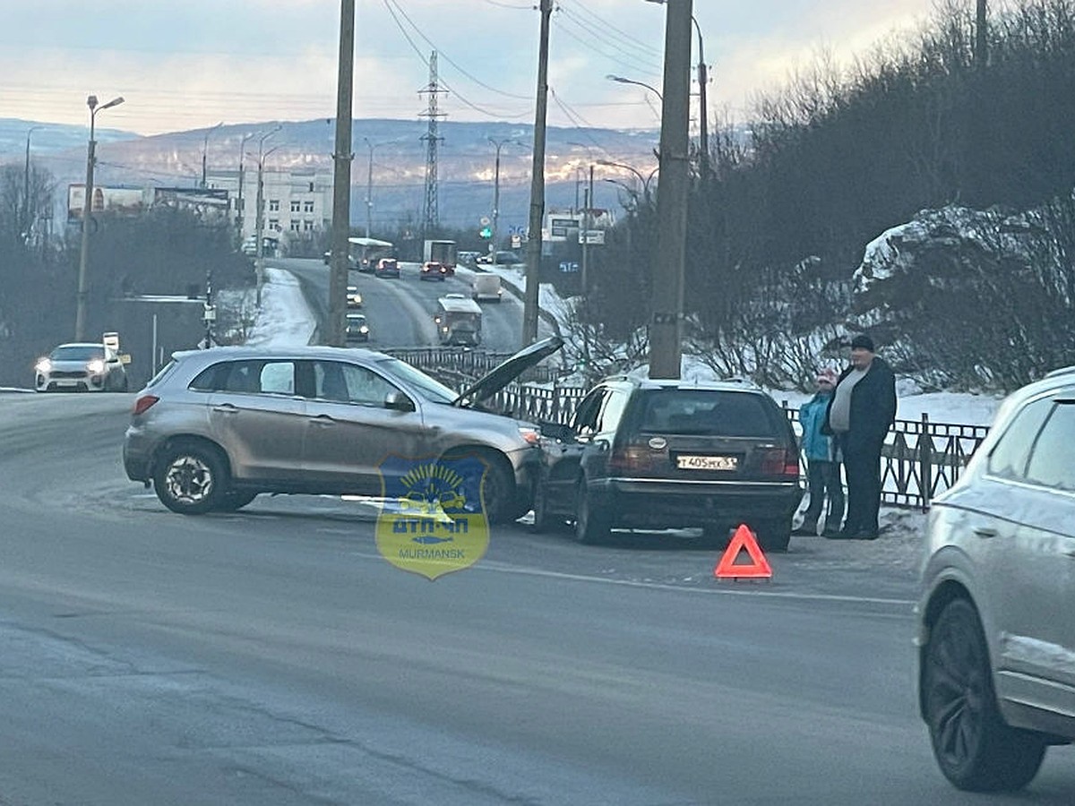 В Мурманске на улице Старостина произошла авария с участием трех  автомобилей - KP.RU