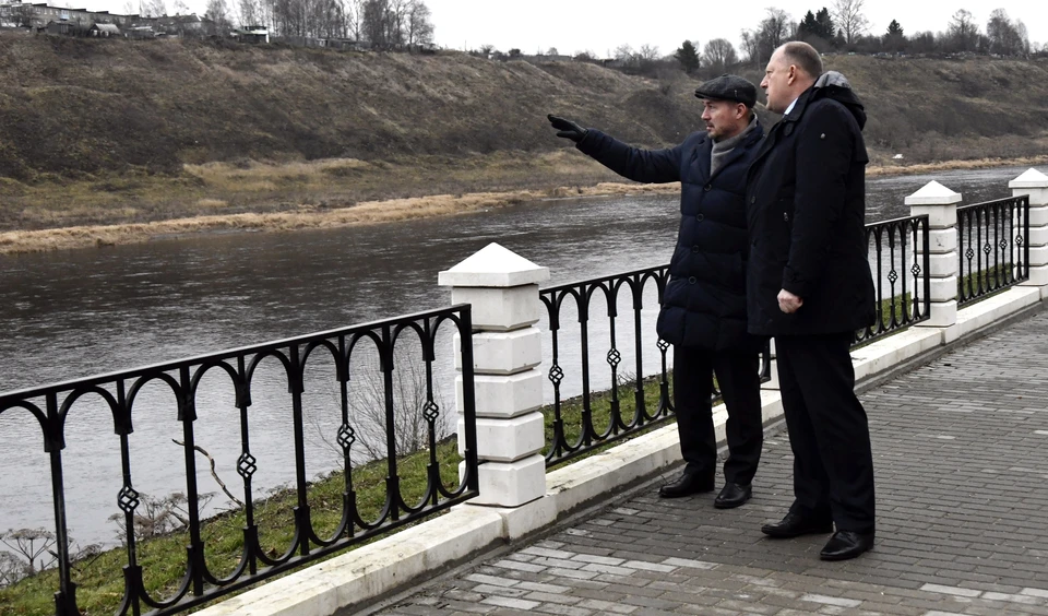 Председатель областного парламента Сергей Голубев и глава района Сергей Журавлев осматривают набережную в Старице. Фото: ЗСТО