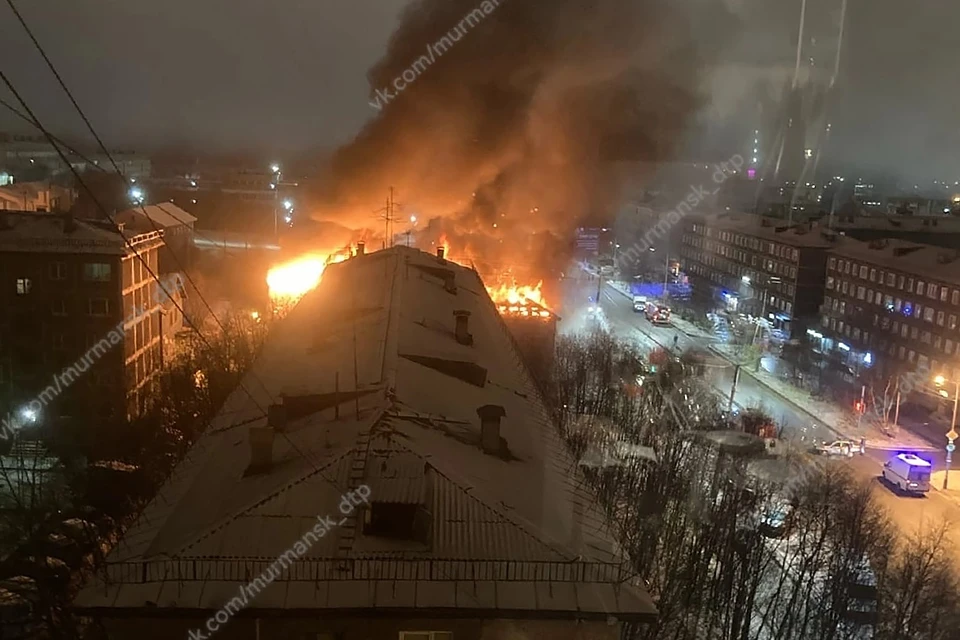 Очевидцы сняли масштабный пожар на видео и поделились кадрами в сети. Фото: vk.com/murmansk_dtp
