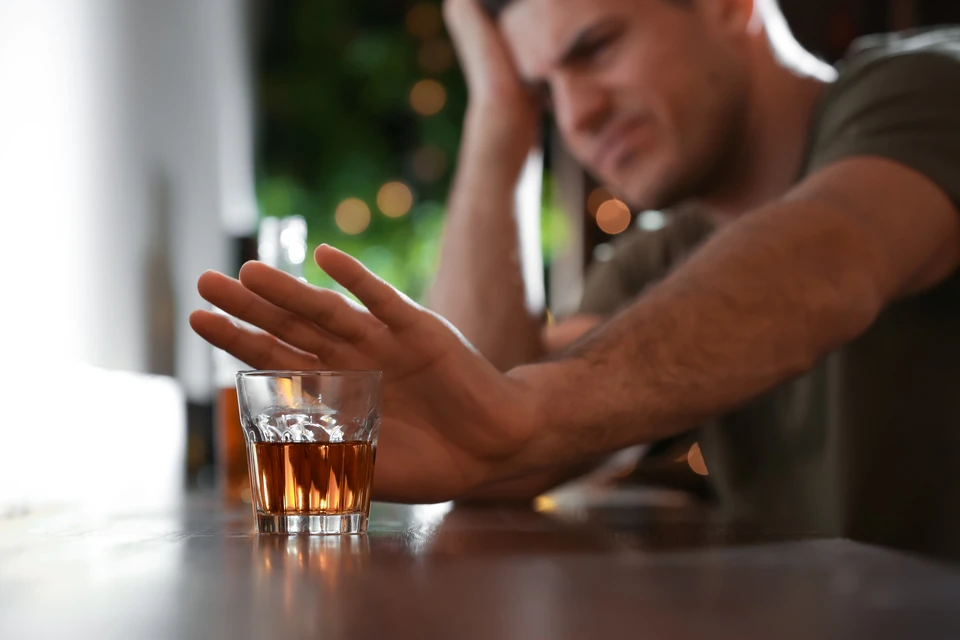 Обычно у нечасто выпивающего человека наблюдается скорее психологическая зависимость от алкоголя, чем физиологическая.