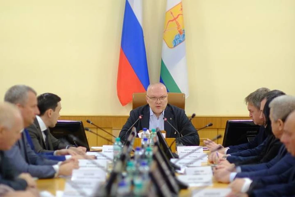 Глава региона отметил, что формирование бюджета происходит в условиях жестких экономических санкций. Фото: kirovreg.ru
