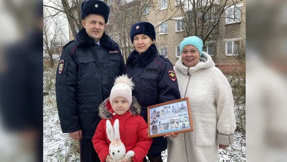 Полицейские вручили Лере ее зайчика и коллаж о его путешествии. Фото: ГУ МВД по Пермскому краю.