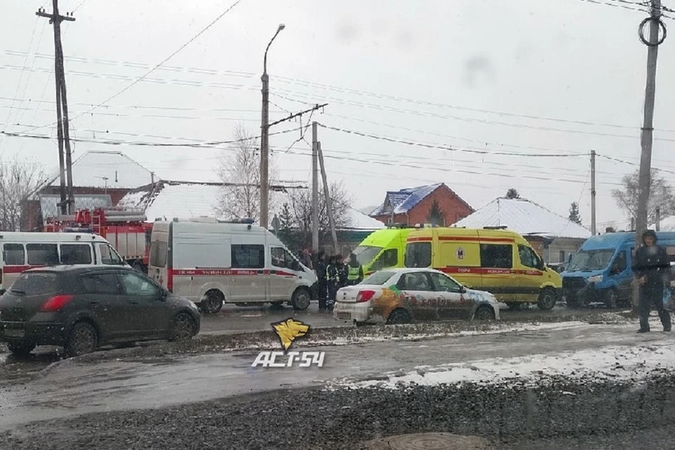 Новосибирцы сообщили о смертельном ДТП с маршруткой и «Тойотой» в Ленинском районе города.. Фото: "АСТ-54".