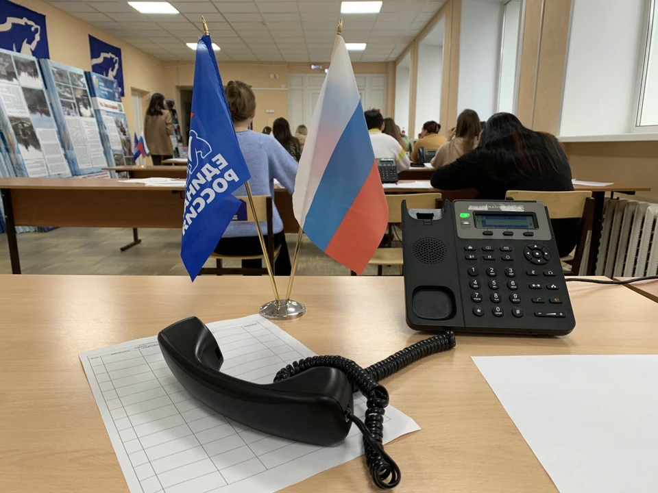 Волонтеры ежедневно принимают звонки с 10 до 20 часов / Фото: Единая Россия