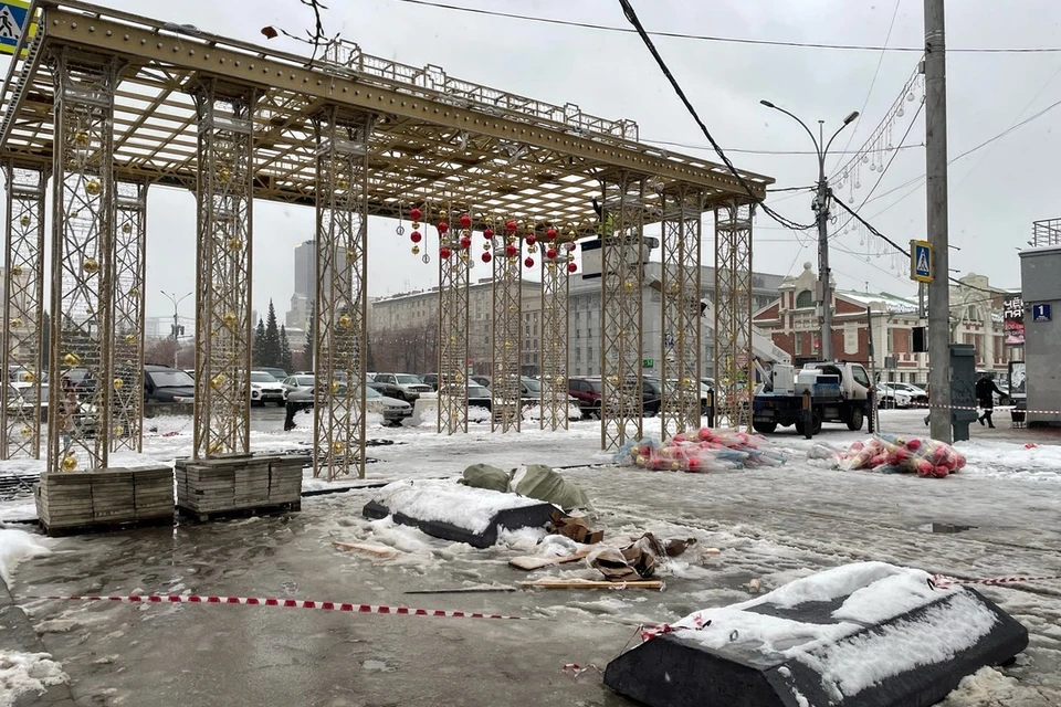 В Новосибирске могут наказать чиновников мэрии за самоуправство по перекрытию улицы Ленина.