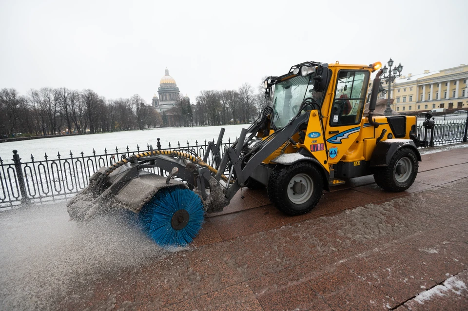 В Петербурге убирают последствия снегопада