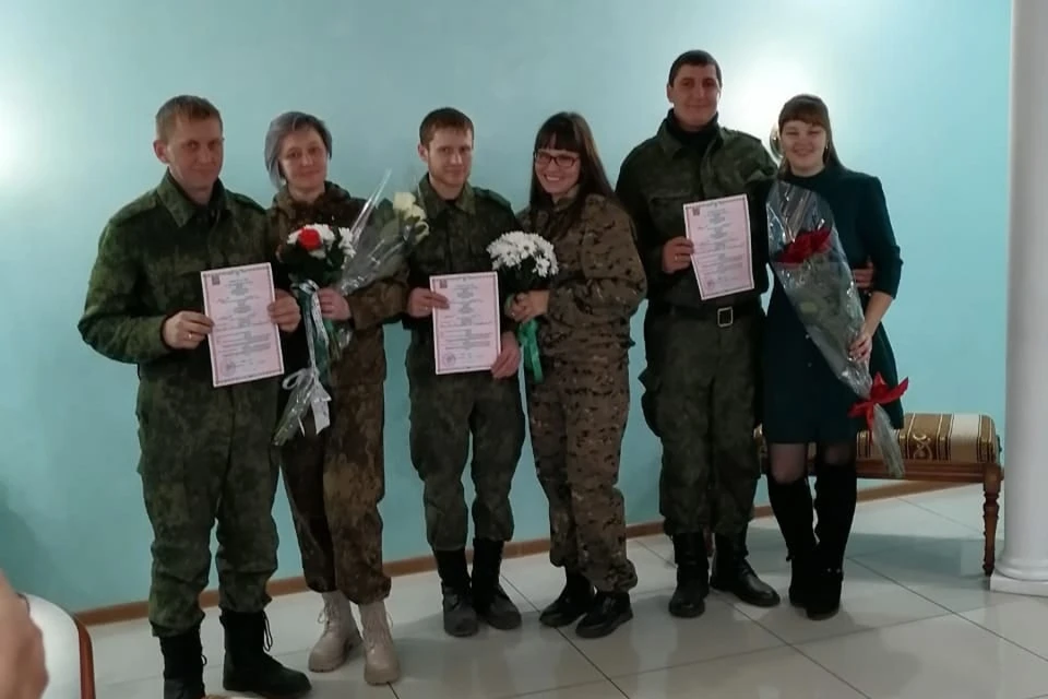 Невесты надели камуфляж ради женихов. Фото: Родственники молодоженов, сообщество "Новый Нижнеудинск" "ВКонтакте"