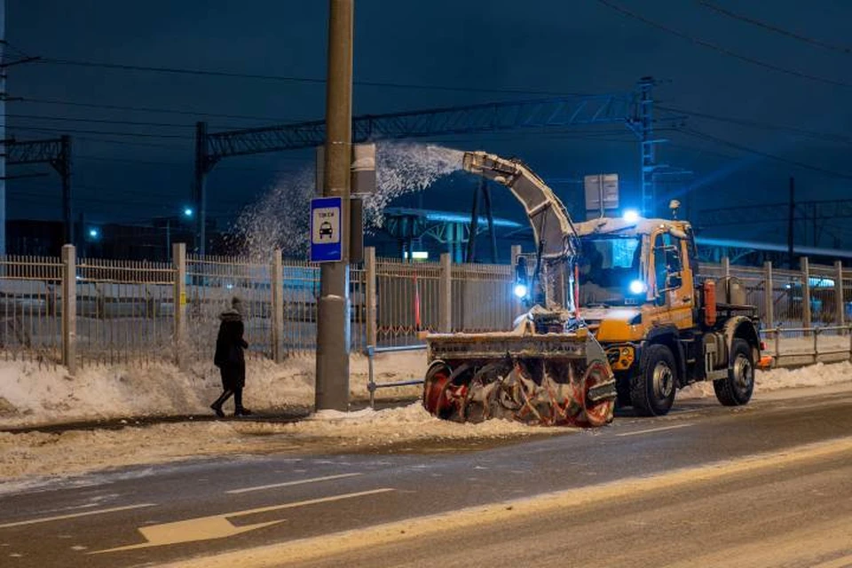 Коммунальщики порой убирают снег с проезжей части на тротуары.