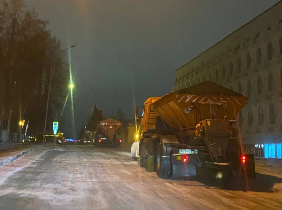 Минувшей ночью город Ульяновск от снега очищала спецтехника «Дорремстроя»