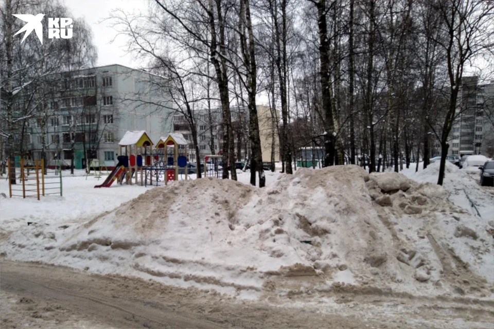 Пока снег придётся убирать силами ответственного МУПа - субподрядчика на эту работу не нашли.