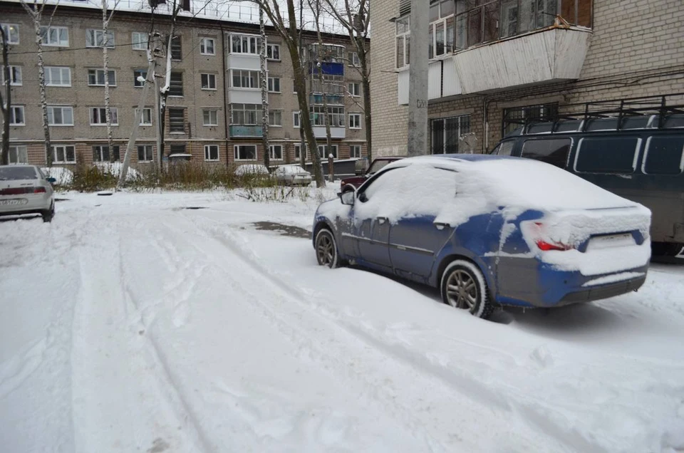 Городские дворы завалило снегом