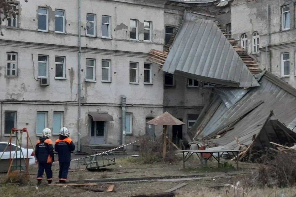 Пять семей из общежития с сорванной крышей получили компенсации от 100 тысяч рублей. Фото: ГУ МЧС РФ по НСО.