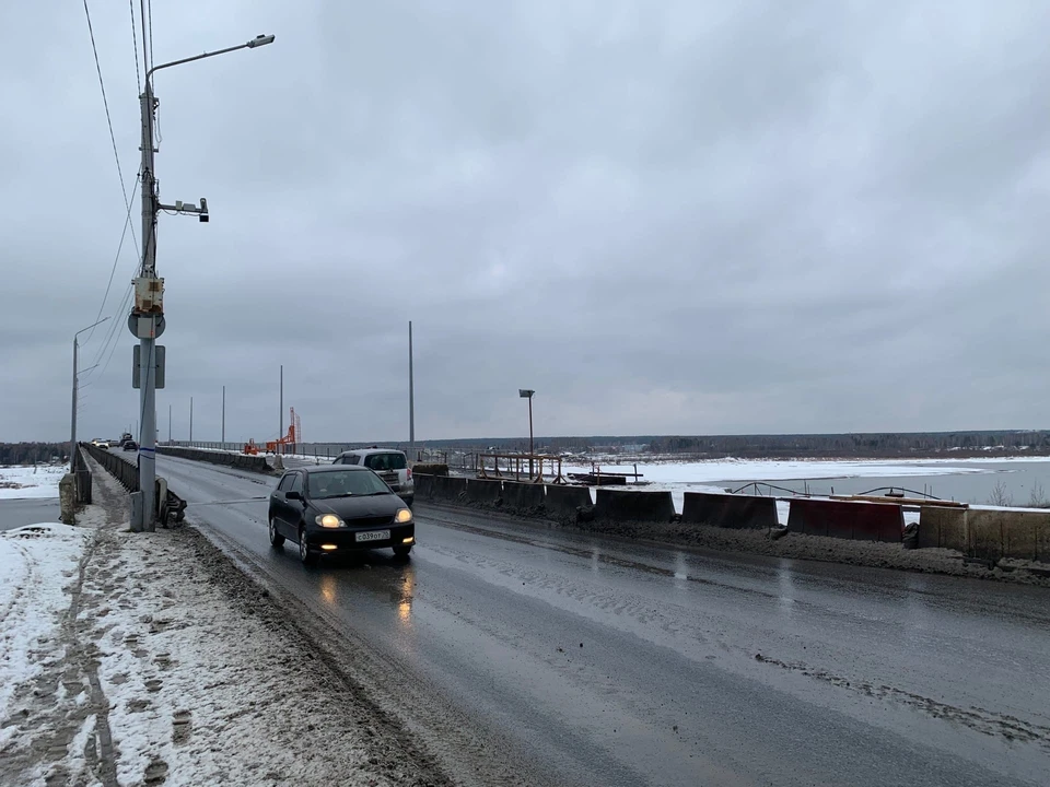 На Коммунальном мосту в Томске начали монтировать деформационный шов. Фото: Алёна Мищенко / «АиФ-Томск»