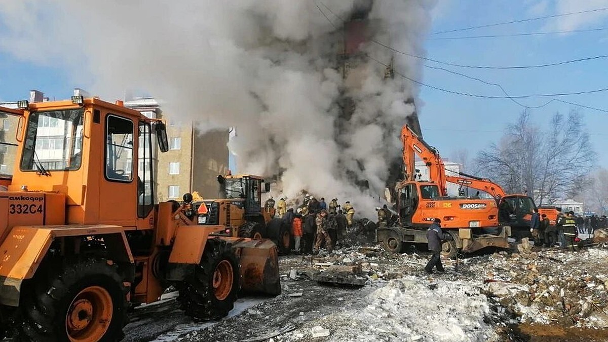 Видео с места взрыва газа в жилом доме на Сахалине появилось в сети - KP.RU