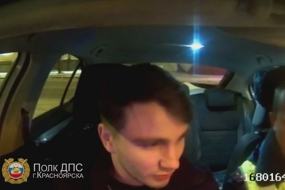 В Красноярске дрифтеров с Вантового моста оштрафовали 3,3 тысячи рублей каждого. Стоп-кадр видео ГИБДД
