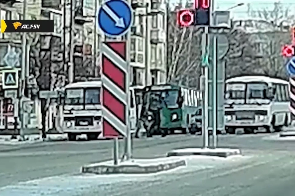 Водители подрались прямо на проезжей части. Фото: Кадр из видео/ «АСТ-54»