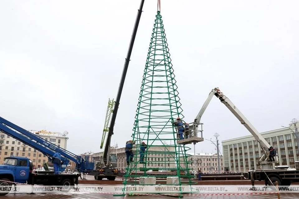 Монтируется елка на площади Независимости. Фото: БелТА