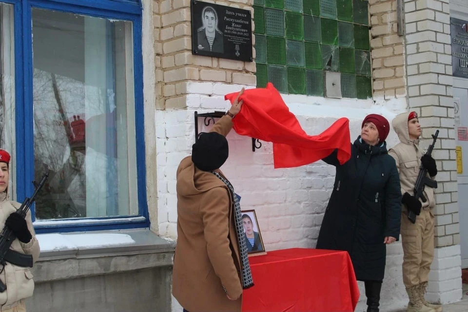 Имя Жаната увековечено на стенах школы, в которой он учился