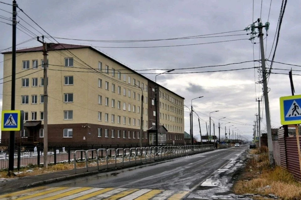 В Поронайске студент сорвался, спускаясь по простыням из окна общежития. Фото: Telegram-канал «ЧП-САХАЛИН»