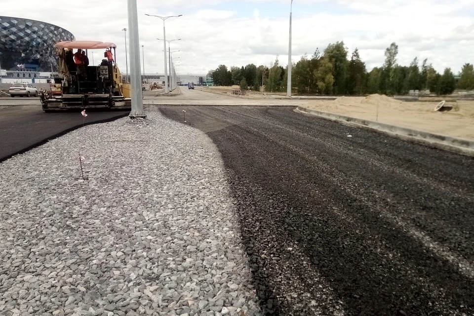 В Новосибирске могут не принять построенную с некачественным песком дорогу возле ЛДС. Фото: МЕТРО МиР.