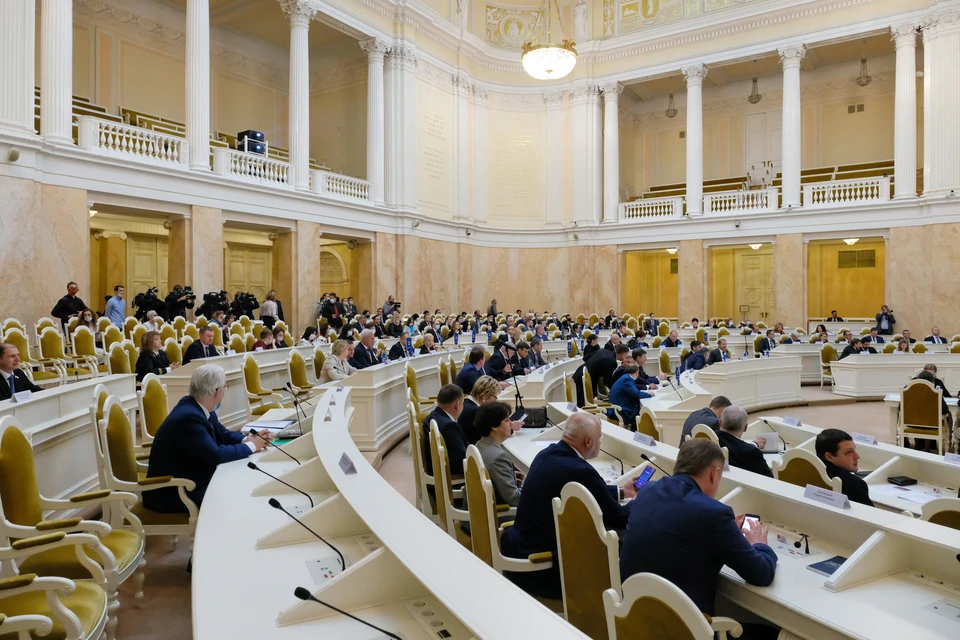 Депутаты ЗакСа утвердили бюджет Петербурга на 2023-й год и на период 2024-25 годов.
