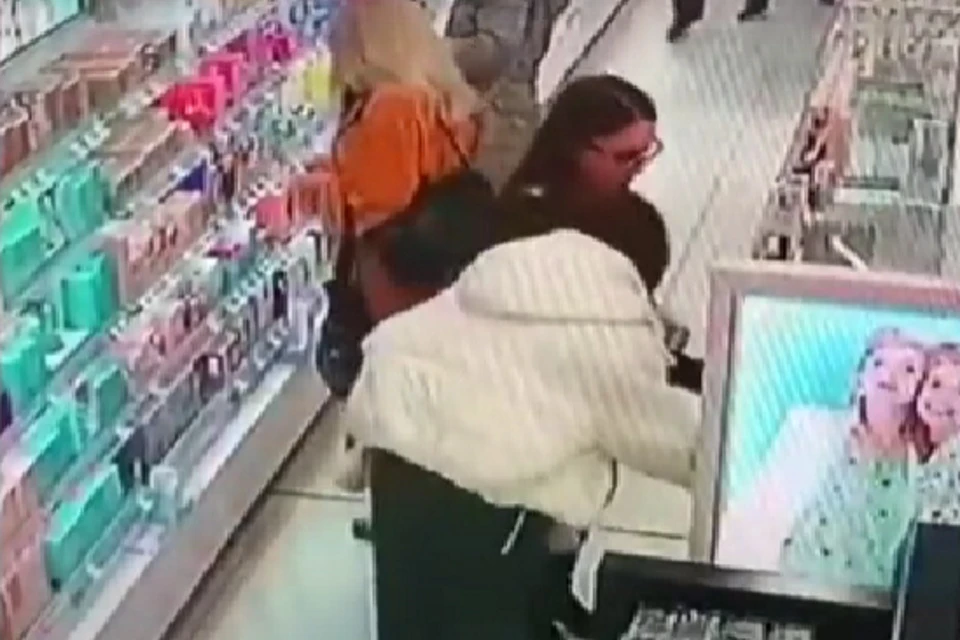 Злоумышленницы спрятали духи в сумки и под одежду, а затем ушли из магазина, не заплатив за товар