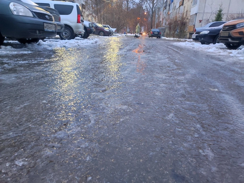 В такую погоду важно, чтобы обувь была с ребристой подошвой и без каблуков.