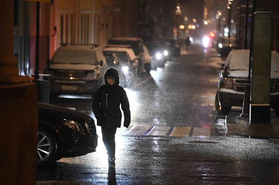 Скользкими до конца рабочей недели останутся и тротуары, и дороги в Москве