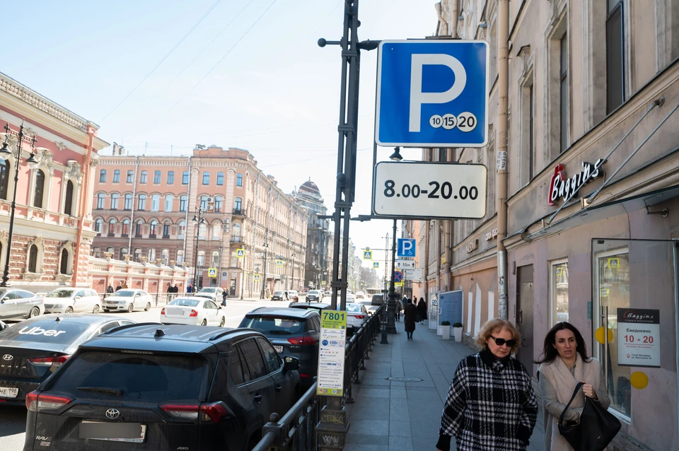 Петербургских водителей оштрафовали на 22 миллиона рублей за парковку без оплаты