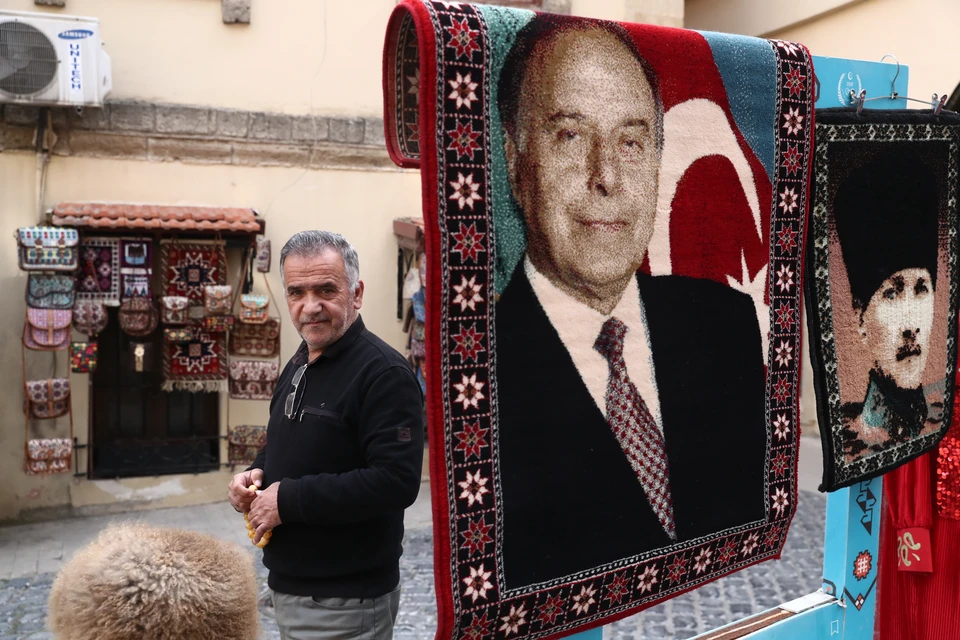 Баку. Местный житель у ковра с портретом Гейдара Алиева на одном из рынков города. Фото: Валерий Шарифулин/ТАСС