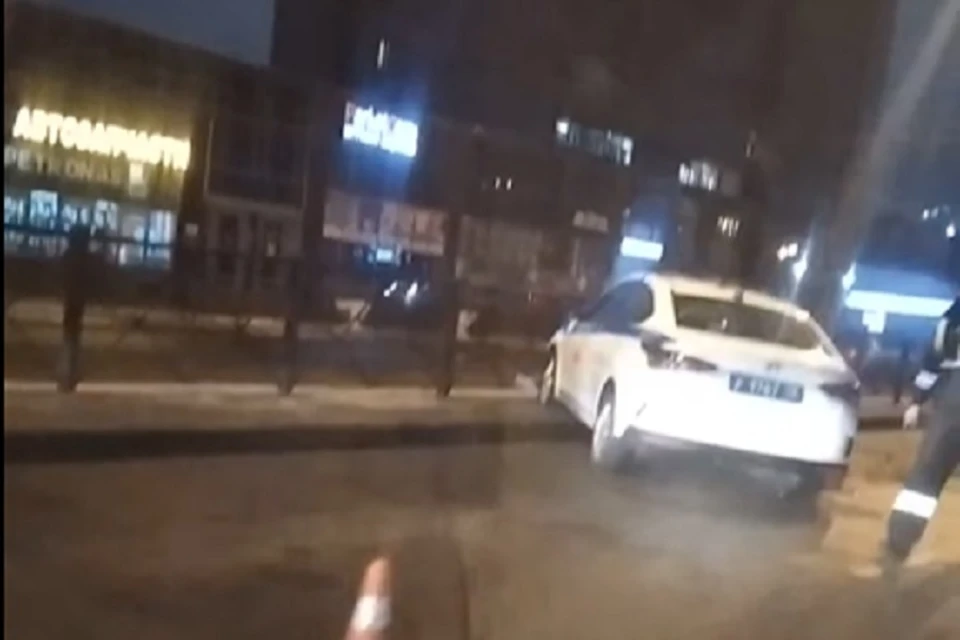 Полицейская машина въехала в ограждение на проспекте Гагарина. Фото: Скриншот из видео