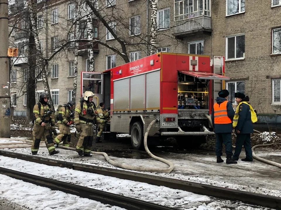 В Томске на улице Вершинина произошел крупный пожар, почти 30 человек участвовали в тушении