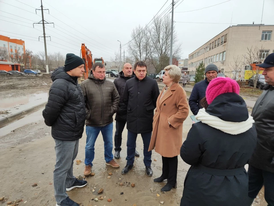Павел Мигачев и Лада Мокроусова на месте аварии на улице Технической