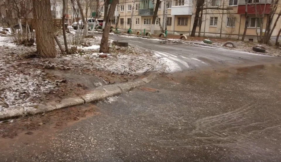 Как отмечают местные жители, вода течёт уже третий день. Фото: Евгений Щекин