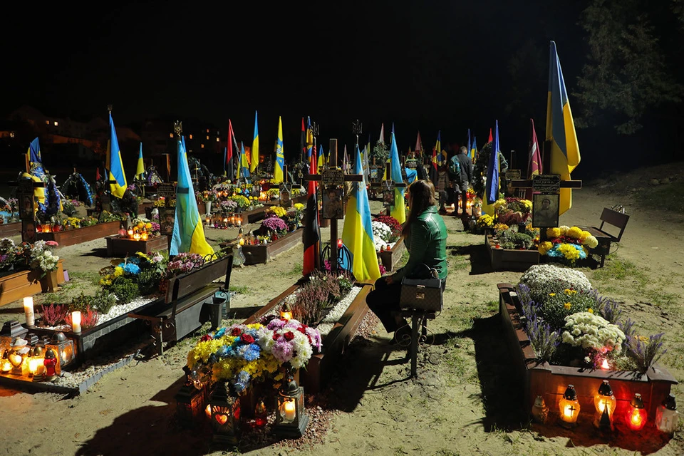 На Украине запретили ставить флаги на могилы убитых на фронте