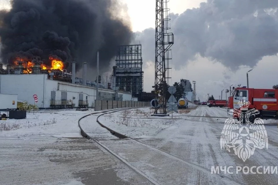 Пожар тушат на крупном предприятии в Ангарске