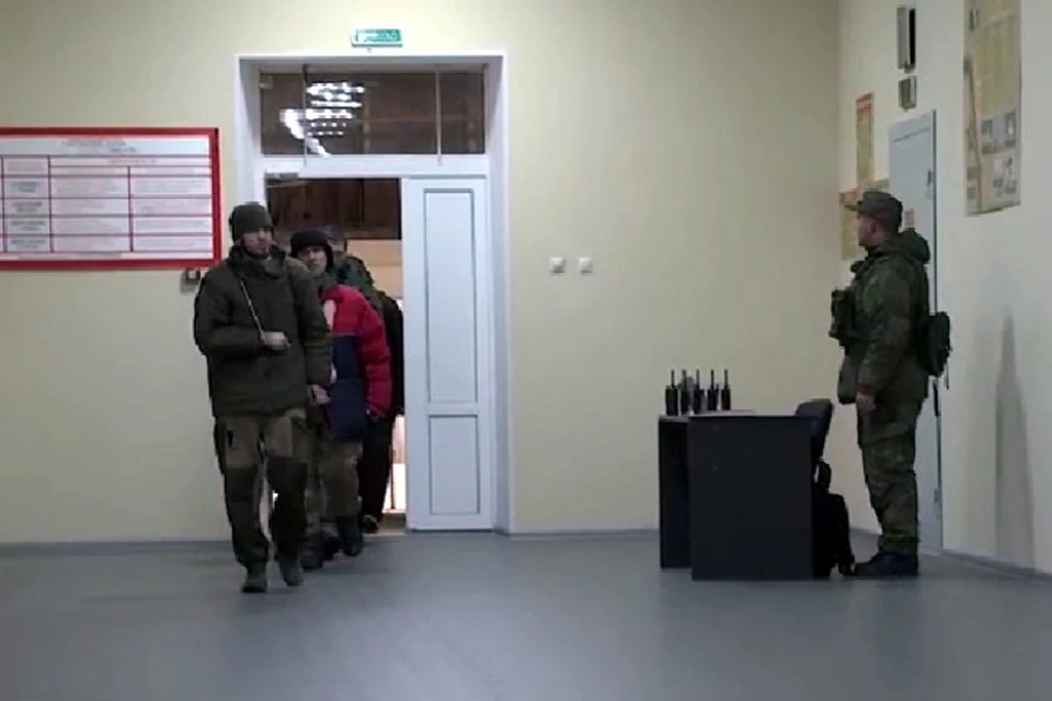 Всех возвращенных из плена военнослужащих самолетом отправили в Москву для прохождения лечения и реабилитации. Фото: стоп-кадр видео МО РФ