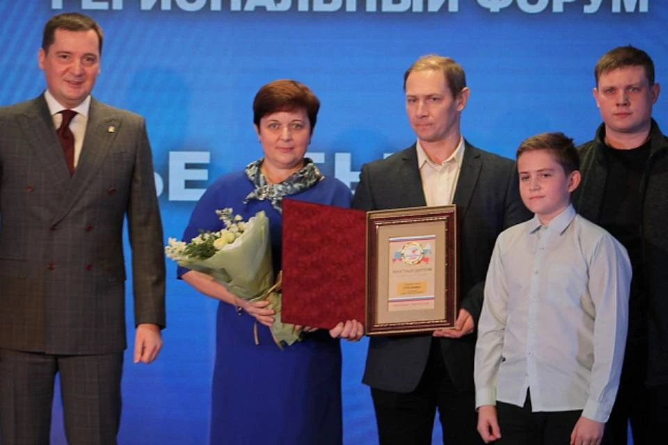 Александр Цыбульский поздравил семью Строгановых с победой. Фото: правительство Архангельской области