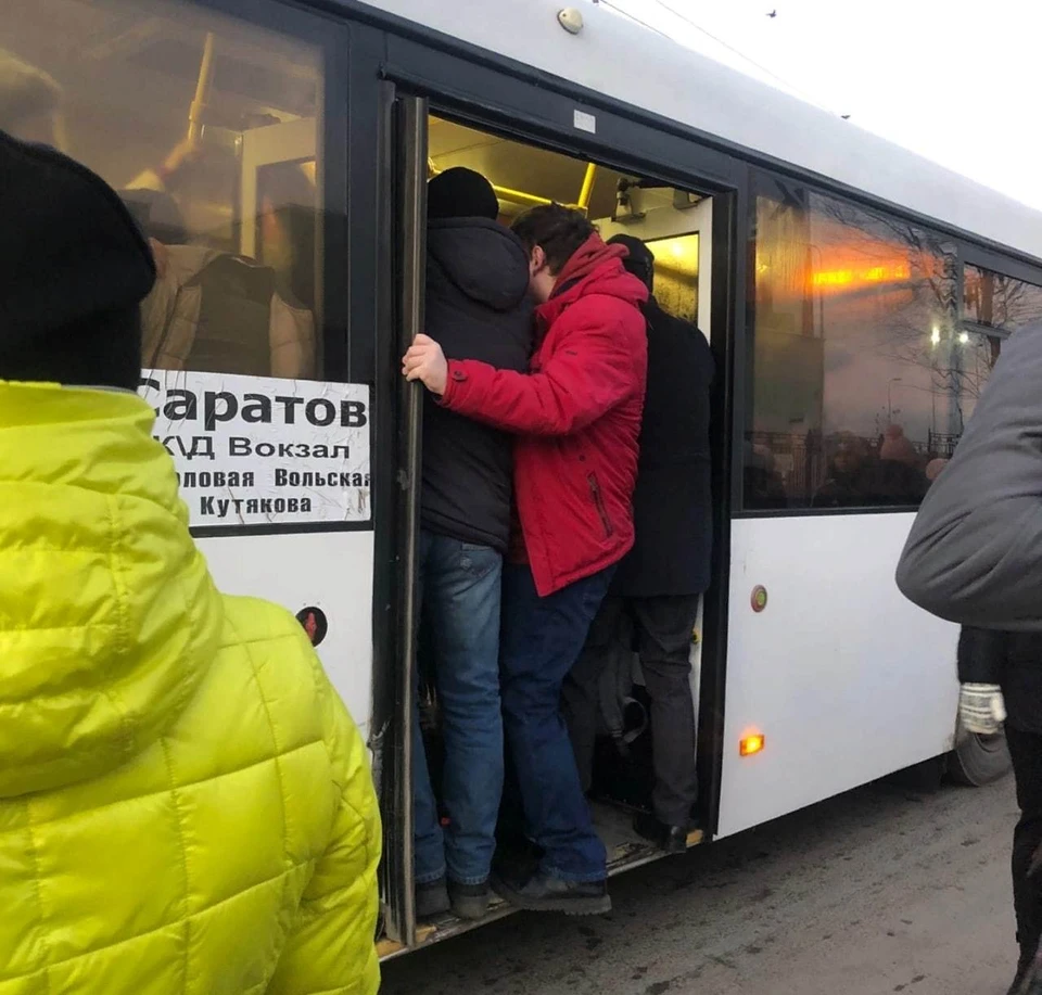 Транспортный коллапс на линии Энгельс-Саратов объяснили нехваткой водителей  - KP.RU