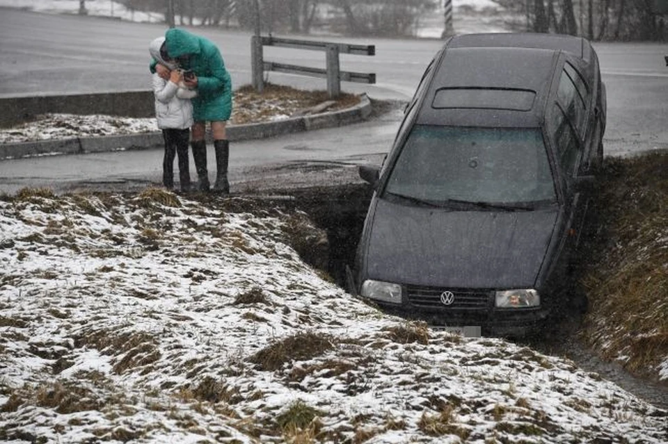 Водителей просят быть внимательными на дороге и без необходимости не выезжать на личном автомобиле и завтра.