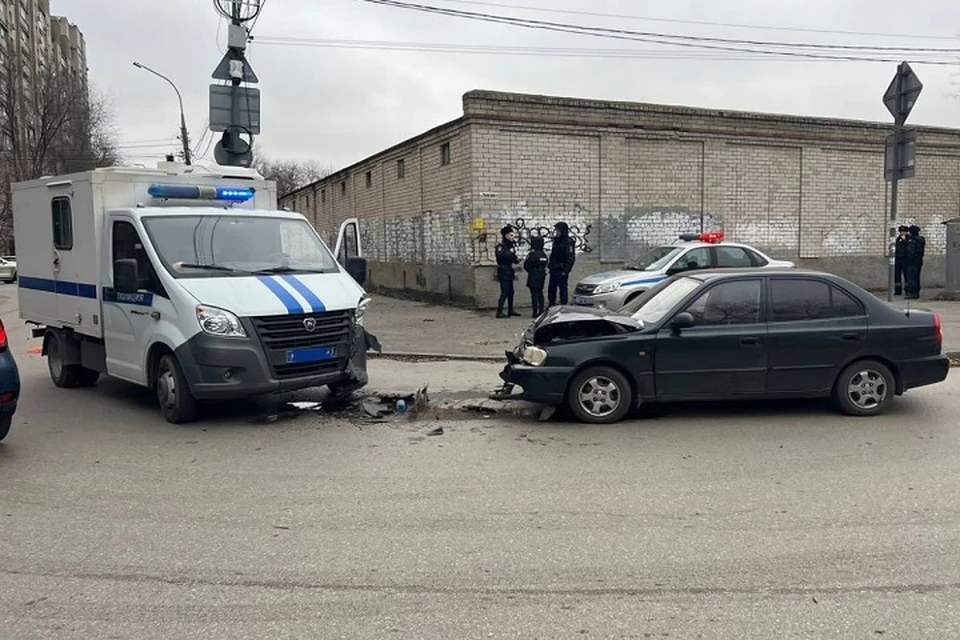 Столкнулись полицейская «ГАЗель» и Hyundai Accent. Фото: отдел пропаганды УГИБДД России по РО