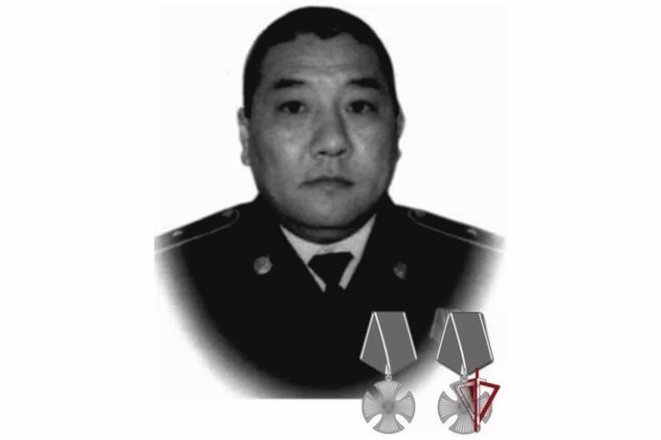 Сослуживцы почтили память Шагдара Мункуева из Улан-Удэ, спасшего человека ценой своей жизни. Фото: Росгвардия Бурятии.